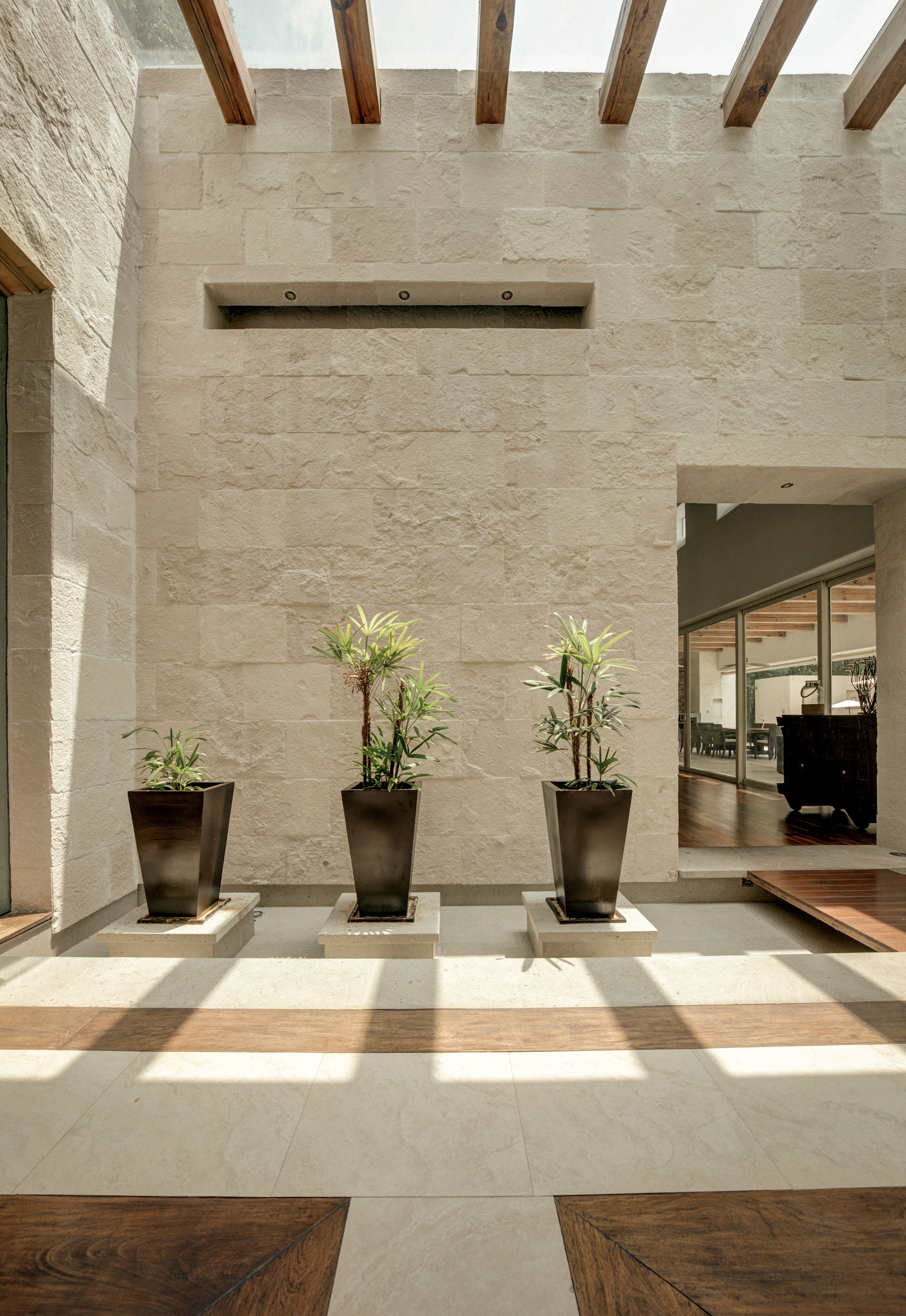 Libro abierto sobre piso de madera